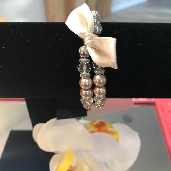 Old Navy Jewelry - Old Navy Stretch Bracelet Champagne-NWT